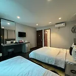 M&H Lux Hotel